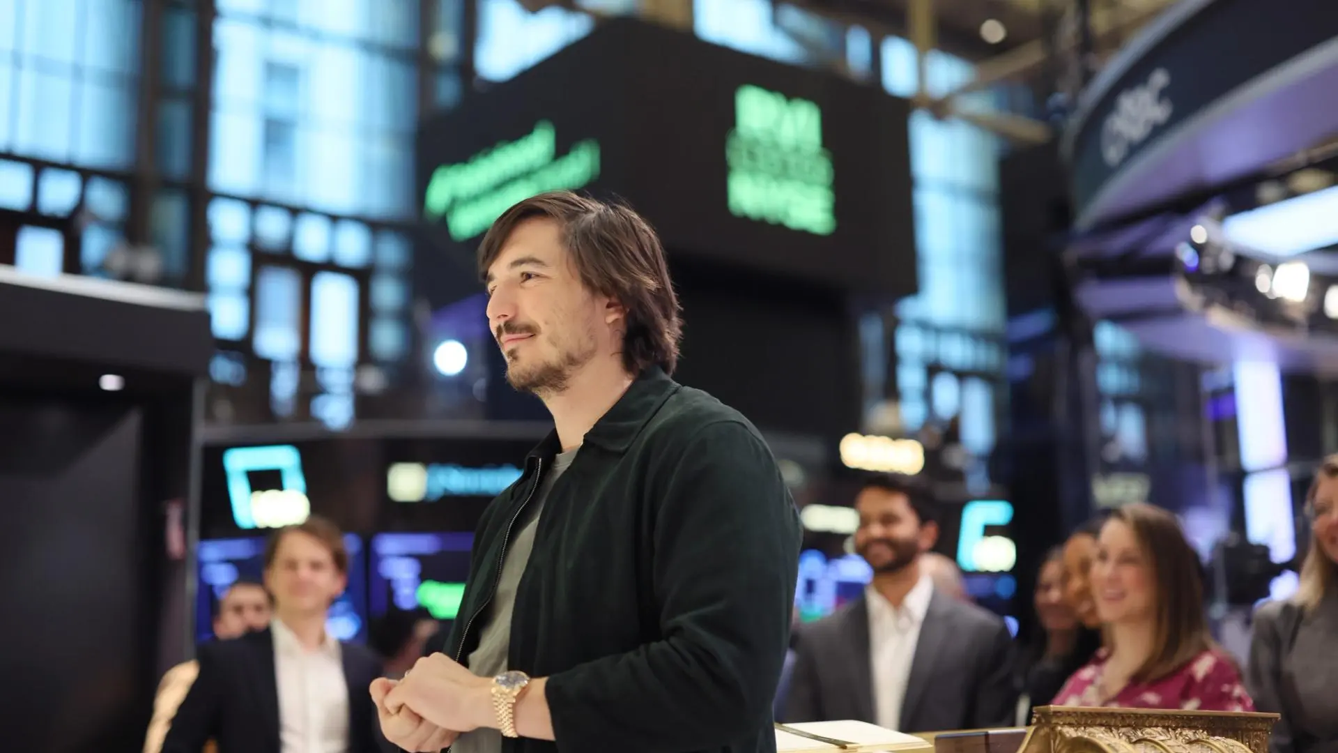 A memecoin making app becomes crypto’s top fee generators as Robinhood Chain activity explodes